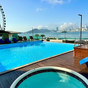 Roda Gigante, Garagem E Piscina